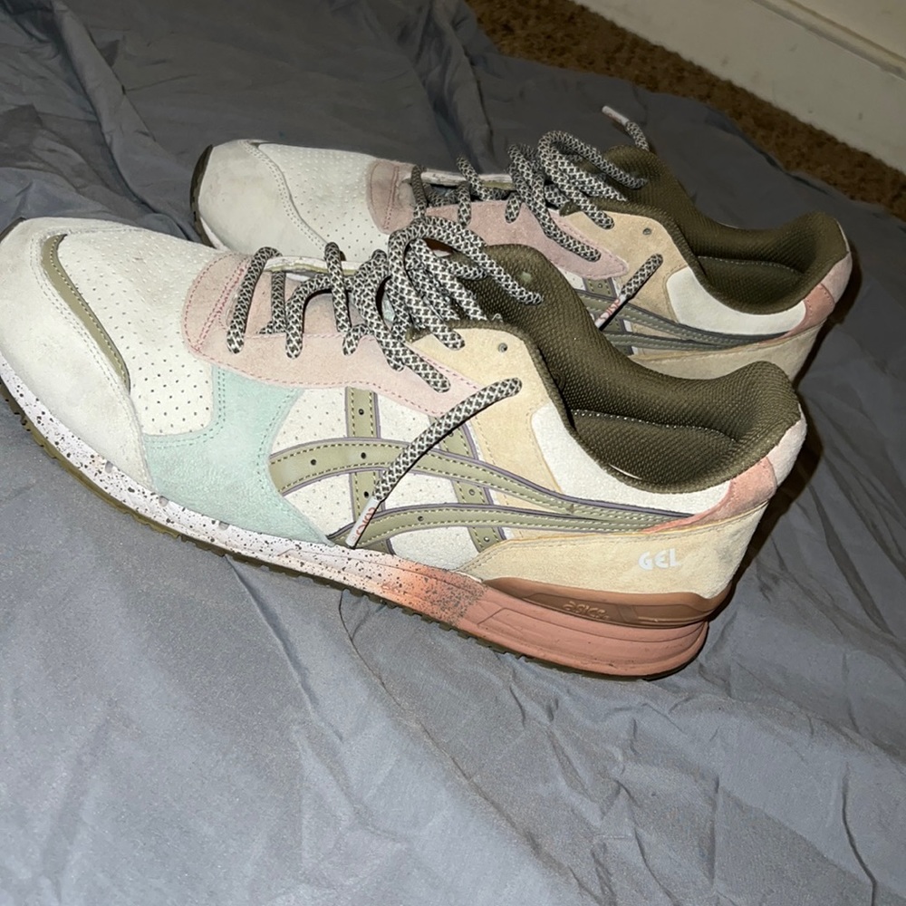 Mens Asics size 11.5, cream/pink